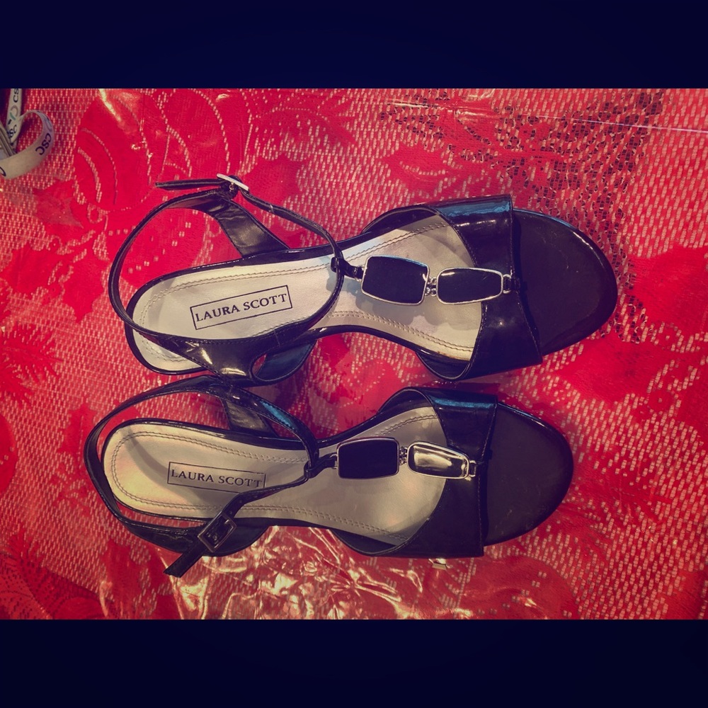 Black sandals size 6